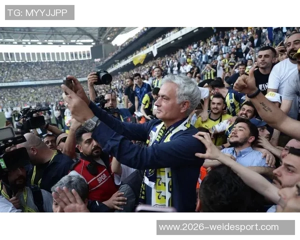 弗里克手握加维球衣与西超杯奖杯合影球员现场观战决赛引关注